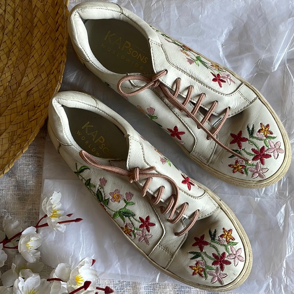 Shoes - Designer White sneakers with floral embroidery